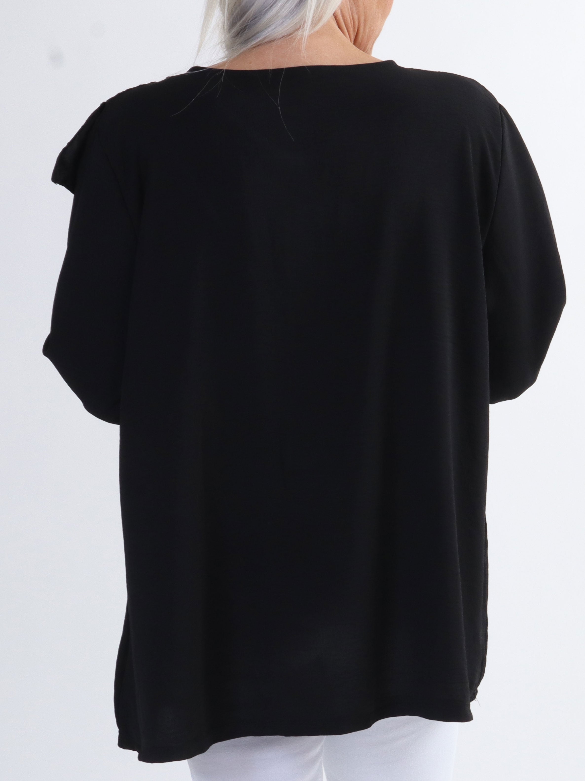 Nicola - Sød plus size bluse med flæser og knapper